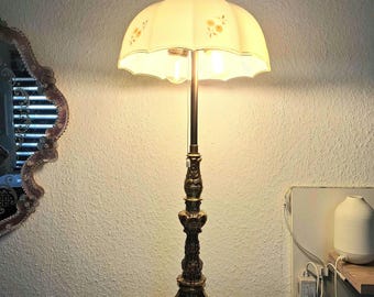 Lámpara de mesa vintage de latón, pantalla de cristal con diseño floral, interruptor de cadena doble, decoración rústica.