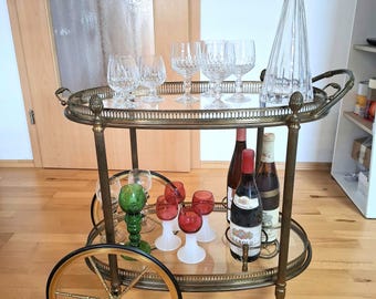 Carrinho de bar em latão estilo Hollywood Regency | Acabamento com pátina vintage | Carrinho de bebidas elegante