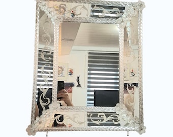 Specchio veneziano vintage inciso / Fiori in vetro trasparente, bordo ritorto (62 x 52 cm)