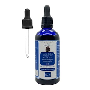 Może przedstawiać: Ciemnoniebieska szklana butelka z czarną pipetą i białą etykietą. Na etykiecie napisano "Azul de Metileno Methylene Blue 1%" i "100 ml". Butelka jest wypełniona głęboko niebieskim płynem.