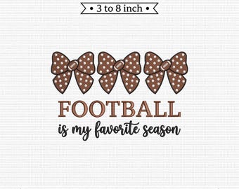 Peut inclure: Un motif de broderie représentant trois nœuds marron à pois blancs avec une petite icône de ballon de football au centre. Le texte indique "FOOTBALL is my favorite season" en marron et noir. Inclut 9 tailles de 7,62 à 20,32 cm.