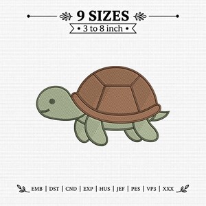 Puede incluir: Un diseño de bordado de una tortuga con cuerpo verde claro y caparazón marrón. El texto dice 9 SIZES 3 to 8 inch. Debajo de la tortuga, el texto enumera los formatos de archivo: EMB, DST, CND, EXP, HUS, JEF, PES, VP3 y XXX.