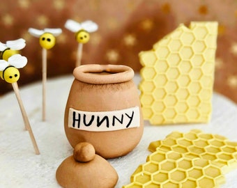 Honey pot and bees/ honeycomb/Winnie the Pooh cake topper/Fondant cake topper/ Edible bees/ Edible honey pot/ Winnie the Pooh birthday