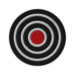 Peut inclure: Écusson brodé circulaire noir avec trois anneaux concentriques blancs. Le centre est un cercle rouge uni. Idéal pour décorer des vêtements ou des accessoires.