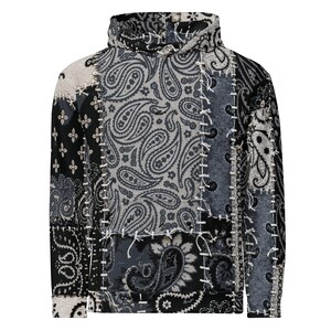 Può includere: Una felpa con cappuccio a maniche lunghe caratterizzata da un design patchwork con vari motivi paisley neri, bianchi e grigi. Le diverse sezioni di tessuto sono unite da visibili cuciture a punto croce di colore bianco.