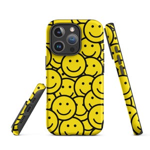 Könnte beinhalten: Gelbe Handyhülle mit einem Muster aus schwarz umrandeten Smiley-Gesichtern. Die Hülle wird aus verschiedenen Blickwinkeln gezeigt, einschließlich der Vorder-, Seiten- und Rückseite. Sie hat einen schwarzen Kameraausschnitt und schwarze Knöpfe.