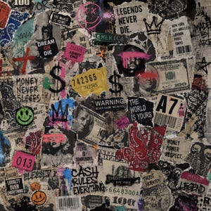 Op de afbeelding: Een collage van straatkunst met gelaagde posters, graffiti en stickers. Elementen zijn onder meer dollarbiljetten, een kroon, een smiley, een schedel en teksten zoals Legends Never Die, Money Never Sleeps en Cash Rules Everything in zwart, wit en roze.