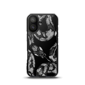 Puede incluir: Una funda negra para smartphone con un patrón de serpiente blanco y gris. La funda tiene un borde transparente y un recorte para la cámara. El diseño de la serpiente es un patrón repetido en la funda.