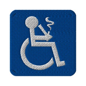 Könnte beinhalten: Gestickter Aufnäher mit einem weißen Rollstuhlsymbol und einer Person, die eine Pfeife raucht, vor einem blauen, denimartigen Hintergrund. Der Aufnäher hat abgerundete Ecken und einen gestickten Rand.