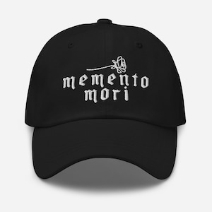Può includere: Una tazza di ceramica bianca con un manico nero e la scritta "But First, Coffee" in stile scritto a mano. La tazza è su una superficie bianca. La tazza è alta circa 10 cm.