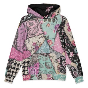 Puede incluir: Una sudadera con capucha y manga larga que presenta un diseño de patchwork con varios patrones, incluyendo cachemir rosa y negro, estampados florales y pata de gallo en blanco y negro. La etiqueta interior del cuello muestra el texto MADE ART FOR THE.