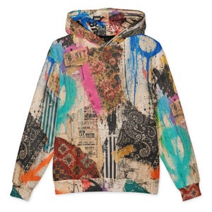 Könnte beinhalten: Ein langärmeliger Kapuzenpullover mit einem durchgehenden Collage-Druck. Das Design umfasst alte Eintrittskarten, florale Muster, schwarze Paisley-Motive, Zeitungsausschnitte sowie leuchtend blaue und orangefarbene Sprühfarben-Effekte.