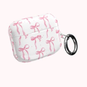 Op de afbeelding: Een witte keramische mok met een zwart handvat en de tekst "But First, Coffee" in een zwarte, vette letter. De mok staat op een wit oppervlak.