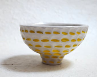 Small artisanal bowl in white and yellow notched ceramic “Intrépide”