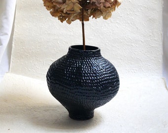 Handcrafted black textured ceramic vase "Hasard 01"