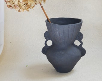 Handcrafted black ceramic vase "L'oreille"