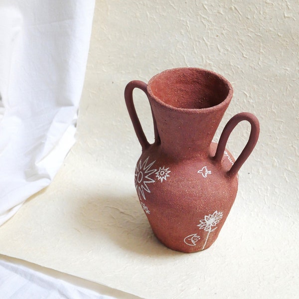 Vase en céramique artisanal grès rouge dessins soleil fleurs lune oiseau et vers de poésie "Eluard"