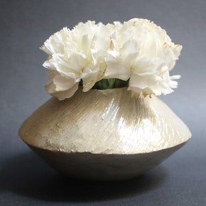 Jarrón artesanal de cerámica blanca con forma de platillo, modelo "El Alce".