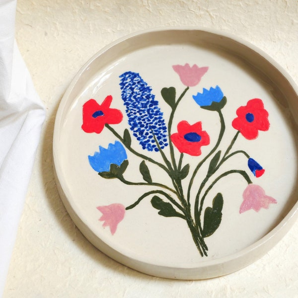 Hand-crafted white ceramic plate with flowers "L'éventail"