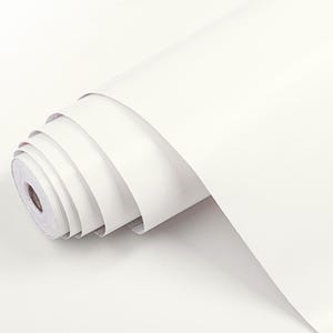 Puede incluir: Un rollo de papel blanco está parcialmente desenrollado, mostrando la superficie blanca del papel. El papel está enrollado apretado y los bordes son visibles.