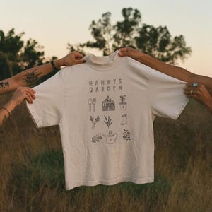 Benutzerdefinierte Garten Tshirt | Unser Garten | Geschenk für Gärtner | Ruhestand Geschenk | Illustriertes Hobby tshirt | Pflanzen Kunst | Einzigartiges Andenken