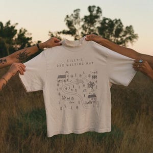 Hund gehen Tshirt | Unsere Hundeabenteuer | Benutzerdefinierte Haustier Geschenk | Hundebesitzer Geschenk | Illustrierte Hundekarte | Hundeliebhaber Kunst | Einzigartiges Haustier-Andenken