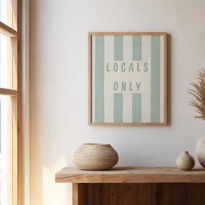 Solo para residentes locales - Póster ilustrado a rayas (tamaño A5-A2) / Arte mural costero llamativo / Diseño dibujado a mano / Impresión de calidad museística / Decoración inspirada en Norfolk
