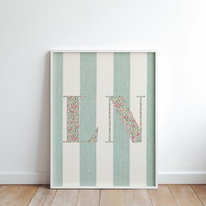 Impresión inicial personalizada con rayas y flores - Tamaño A5-A2 / Arte mural ilustrado a mano / Papel de calidad museística / Regalo para la habitación de los niños, el hogar o la oficina