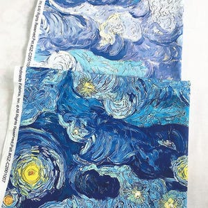 Könnte beinhalten: Stoffstücke mit einem Druck von Van Goghs Gemälde "Sternennacht". Das Design zeigt wirbelnde Blau-, Gelb- und Weißtöne mit sichtbaren Pinselstrichen. Der Stoff enthält den Text: "Inc. All Rights Reserved. Part #GZ-C2001007".