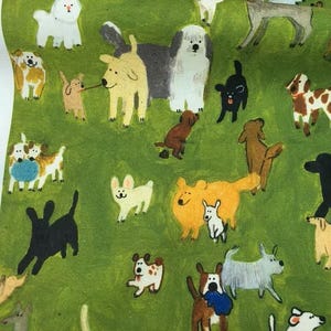 以下が含まれることがあります： さまざまな犬のイラストが描かれた、緑色の生地。犬たちは様々な犬種で、様々な色とポーズで描かれています。遊び心のあるスタイルで、緑色の背景に描かれています。「IMPRESSION」の文字が生地の左側に表示されています。