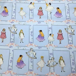 Pode incluir: Tecido azul claro com um padr&atilde;o repetido de meninas ilustradas em vestidos, algumas com cavalos de baloi&ccedil;o. As meninas usam vestidos rosa, branco e roxo. Acentos florais e la&ccedil;os emolduram cada imagem.