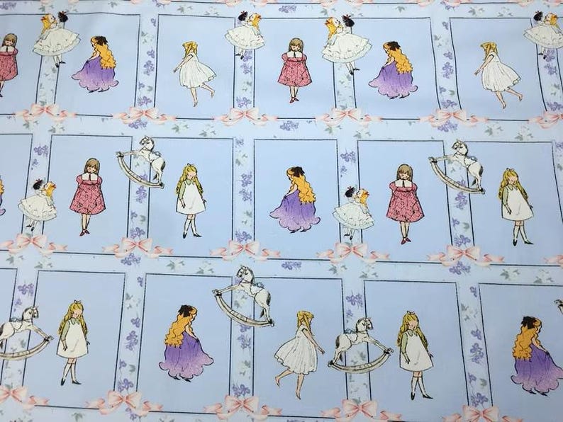 Pode incluir: Tecido azul claro com um padr&atilde;o repetido de meninas ilustradas em vestidos, algumas com cavalos de baloi&ccedil;o. As meninas usam vestidos rosa, branco e roxo. Acentos florais e la&ccedil;os emolduram cada imagem.