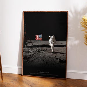 Pôster icônico da NASA sobre o pouso na Lua da Apollo 11 em 1969