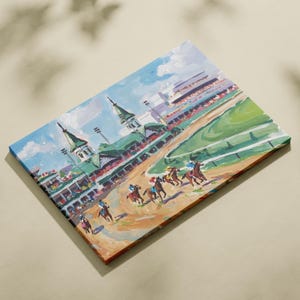 Puede incluir: Pintura acr&iacute;lica de una carrera de caballos en un hip&oacute;dromo. La obra representa jinetes a caballo corriendo en una pista de tierra, con gradas llenas de espectadores y un cielo azul con nubes en el fondo.