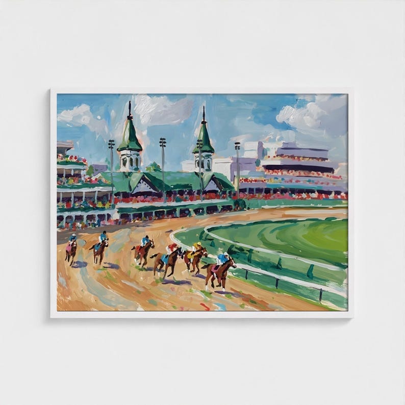 Puede incluir: Pintura al &oacute;leo enmarcada de una carrera de caballos. La obra representa jinetes a caballo corriendo en una pista de tierra, con gradas y edificios con tejados verdes al fondo, bajo un cielo azul.