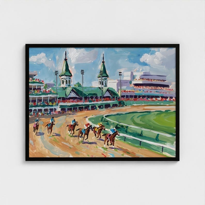 Puede incluir: Pintura enmarcada que representa una carrera de caballos. La obra muestra jinetes a caballo compitiendo en una pista verde. Se ven edificios con tejados verdes y gradas bajo un cielo azul con nubes.