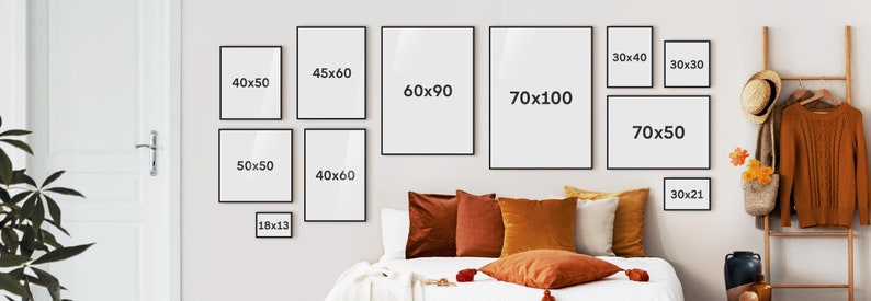 Puede incluir: Una colecci&oacute;n de impresiones art&iacute;sticas enmarcadas en varios tama&ntilde;os, incluyendo 18x13, 30x21, 30x30, 30x40, 40x50, 40x60, 45x60, 50x50, 70x50, 60x90 y 70x100 cm. Los marcos negros se exhiben en una pared clara sobre una cama con cojines naranjas y marrones.
