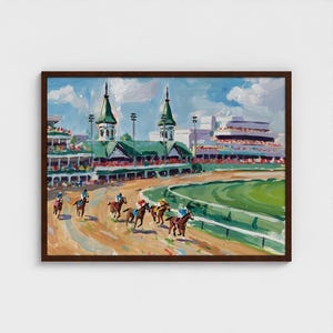 Puede incluir: Una pintura al &oacute;leo que representa una carrera de caballos en un hip&oacute;dromo. La obra presenta caballos con jinetes, una pista verde y gradas llenas de espectadores bajo un cielo azul con nubes. La pintura est&aacute; enmarcada en un marco de madera marr&oacute;n oscuro.
