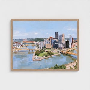 Peut inclure: Une peinture encadrée de la ligne d'horizon de Pittsburgh montrant le confluent de trois rivières, le parc d'État de Point avec sa fontaine et plusieurs ponts jaunes. Les bâtiments sont peints dans un style artistique sous un ciel bleu clair.