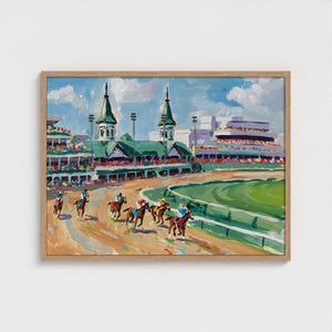 Puede incluir: Una pintura al &oacute;leo de una carrera de caballos en curso, enmarcada en madera clara. La pista es verde, con caballos y jinetes en primer plano. El fondo presenta gradas, edificios con tejados verdes y un cielo azul con nubes.