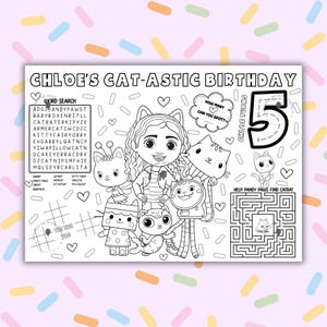 Könnte beinhalten: Schwarz-weiß Malunterlage mit dem Text "CHLOE'S CAT-ASTIC BIRTHDAY". Enthält ein Wortsuchrätsel, Tic-Tac-Toe, ein Labyrinth und Illustrationen von Zeichentrickkatzen und einem Mädchen. Enthält die Zahl 5.