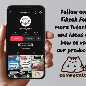 Pu&ograve; includere: Uno screenshot di un profilo TikTok per ComfyCatto, un negozio che vende tappetini per mouse personalizzabili e altri accessori per la scrivania. Il profilo mostra 19 follower, 16 seguiti e 453 mi piace. Il profilo include anche un link alla pagina Etsy e all'account Instagram del negozio. Il testo "Segui il nostro TikTok per altri tutorial e idee su come utilizzare i nostri prodotti!" &egrave; visualizzato sopra un gatto dei cartoni animati con il testo "ComfyCatto" sotto.