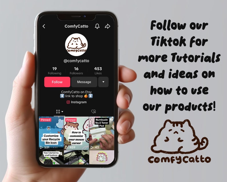 Pu&ograve; includere: Uno screenshot di un profilo TikTok per ComfyCatto, un negozio che vende tappetini per mouse personalizzabili e altri accessori per la scrivania. Il profilo mostra 19 follower, 16 seguiti e 453 mi piace. Il profilo include anche un link alla pagina Etsy e all'account Instagram del negozio. Il testo "Segui il nostro TikTok per altri tutorial e idee su come utilizzare i nostri prodotti!" &egrave; visualizzato sopra un gatto dei cartoni animati con il testo "ComfyCatto" sotto.