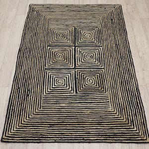 Puede incluir: Alfombra rectangular de yute con un diseño geométrico en negro y beige. La alfombra presenta una serie de cuadrados y líneas concéntricas, creando un efecto de espiral. Las dimensiones de la alfombra son aproximadamente 152 cm x 229 cm.