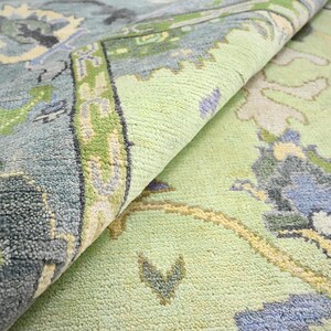 Tapis Oushak, Laine Nouée Main en Vert Celadon avec Médaillon Bleu