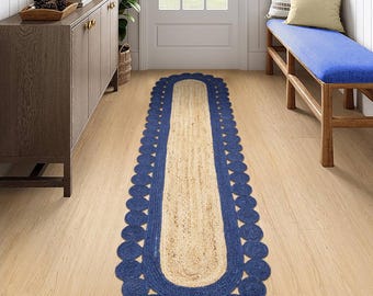 Ovaler handgeflochtener Juteteppich mit beige-blauer Bordüre, Bauernhausdekor