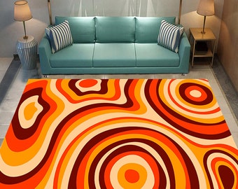 Könnte beinhalten: Ein bunter Teppich mit einem Retro-Design mit konzentrischen Kreisen und wellenförmigen Linien in Orange, Gelb, Braun und Rot.