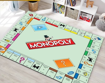 Könnte beinhalten: Ein grüner und roter Monopoly-Spielbrett-Teppich. Der Teppich zeigt das ikonische Monopoly-Logo und das Design des Spielbretts. Der Teppich ist perfekt, um jedem Raum einen Hauch von Spaß zu verleihen.
