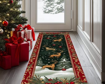 Op de afbeelding: Een rechthoekige kerstlopermat. De loper heeft een donkergroene achtergrond met rendieren, sneeuw en kerstbomen. De rand is rood met een feestelijk ontwerp van groen en bessen. De loper ligt in een deuropening.