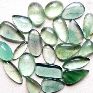 Lote al por mayor de cabujones de fluorita verde natural por peso, con diferentes formas y tamaños, utilizados para la fabricación de joyas.
